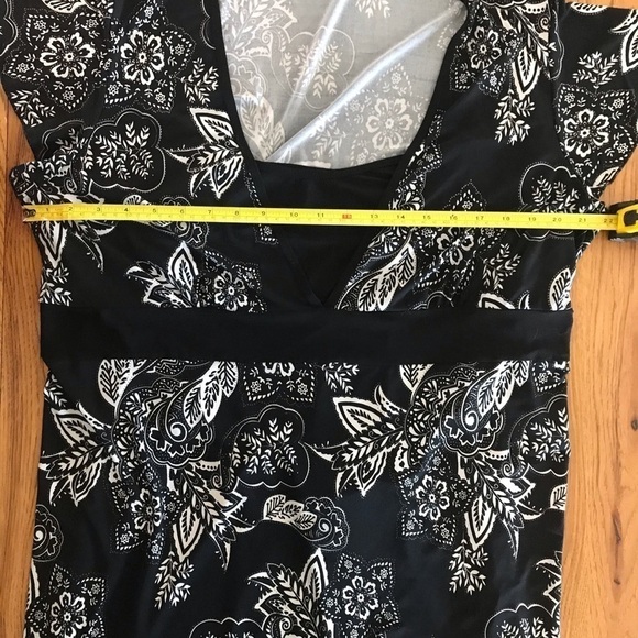 Plus size black & white floral Dress - Picture 5 of 6